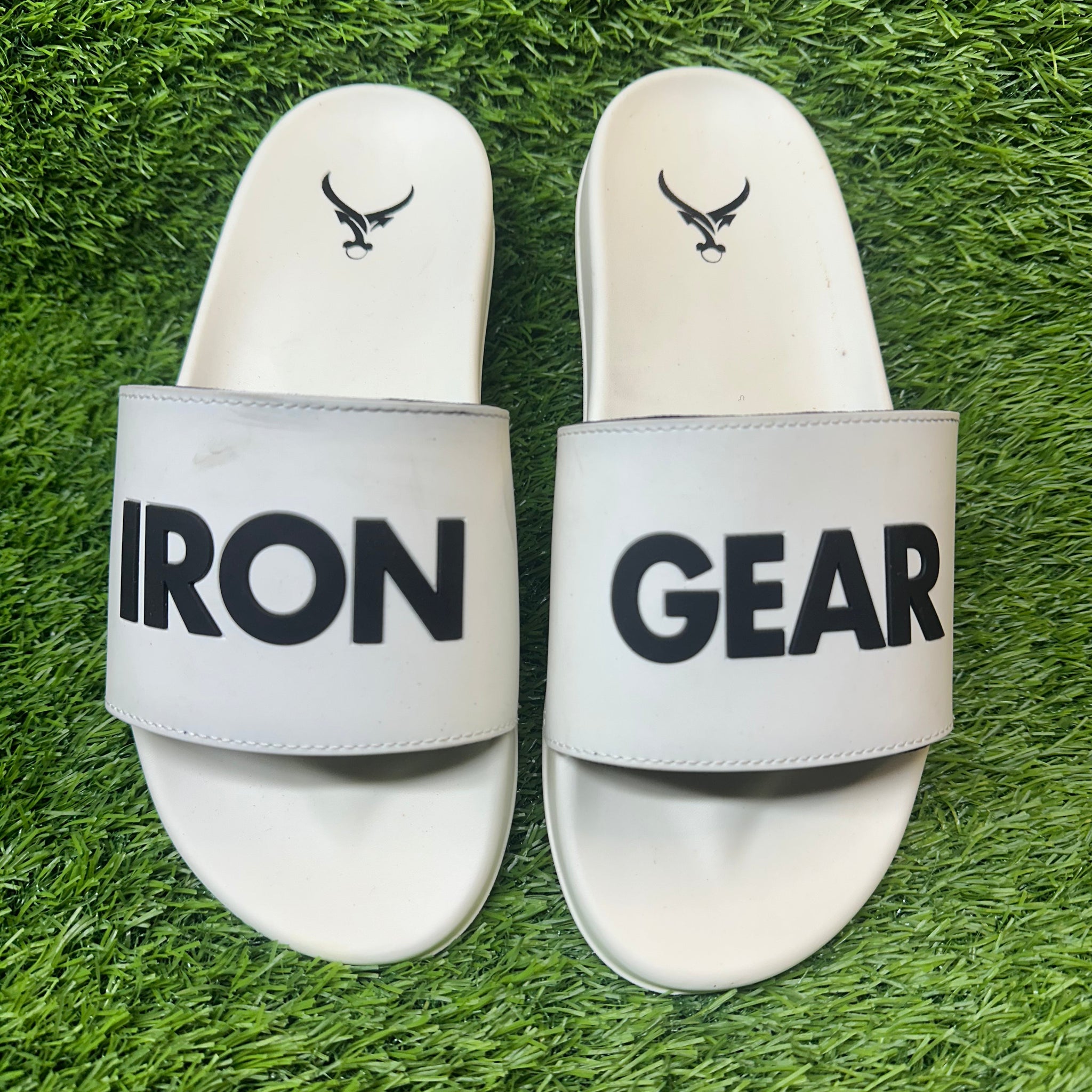 IRON GEAR WHITE-BLACK COMFPRT SLIPPER