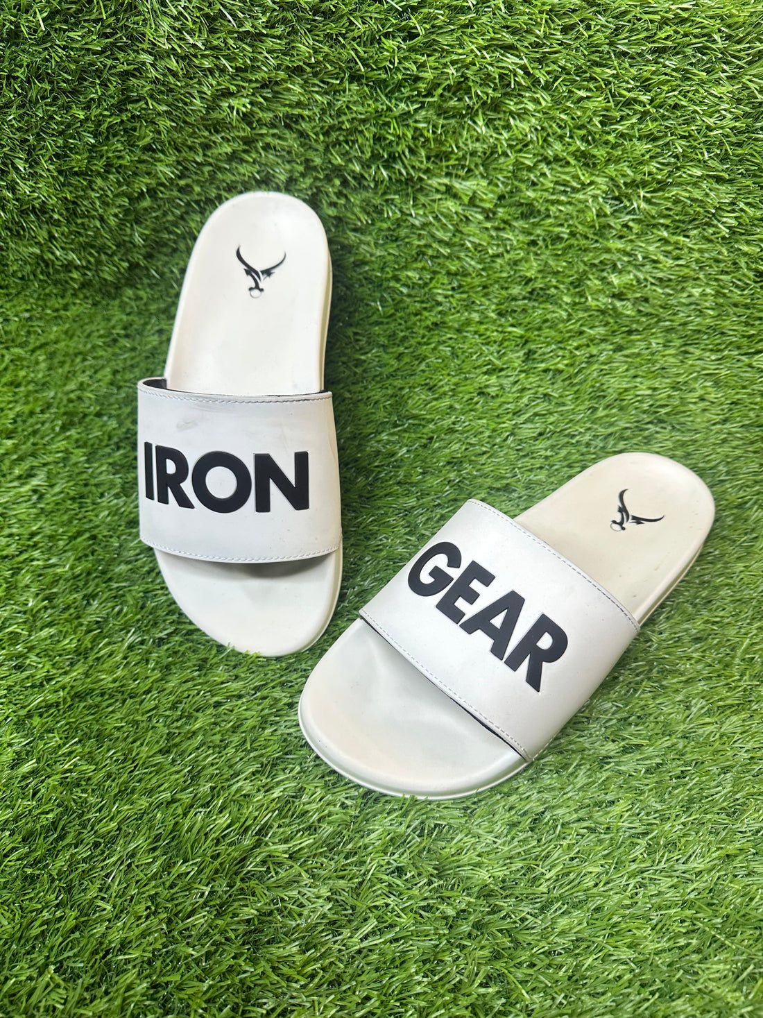 IRON GEAR WHITE-BLACK COMFPRT SLIPPER